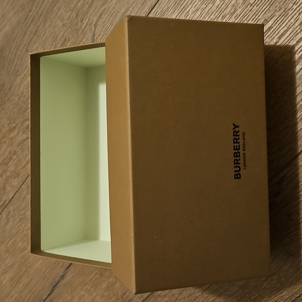 Burberry Gift Bag & Eyeglasses Box - Picture 5 of 10